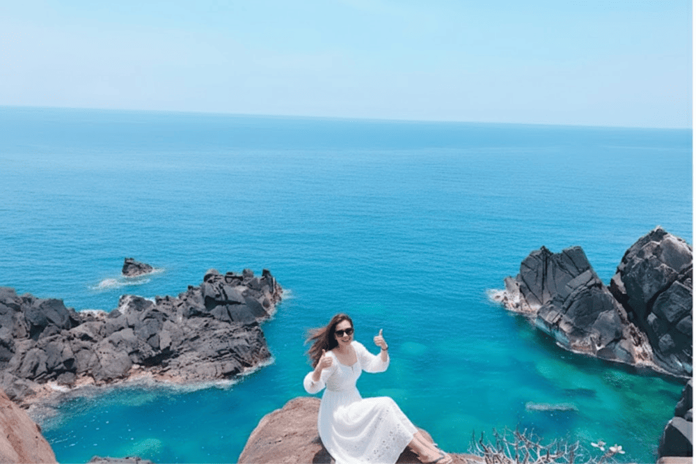 Mũi Ho&agrave;n Bằng l&agrave; địa điểm check-in tuyệt đẹp khi h&agrave;i ho&agrave; giữa n&uacute;i, đ&aacute; v&agrave; biển